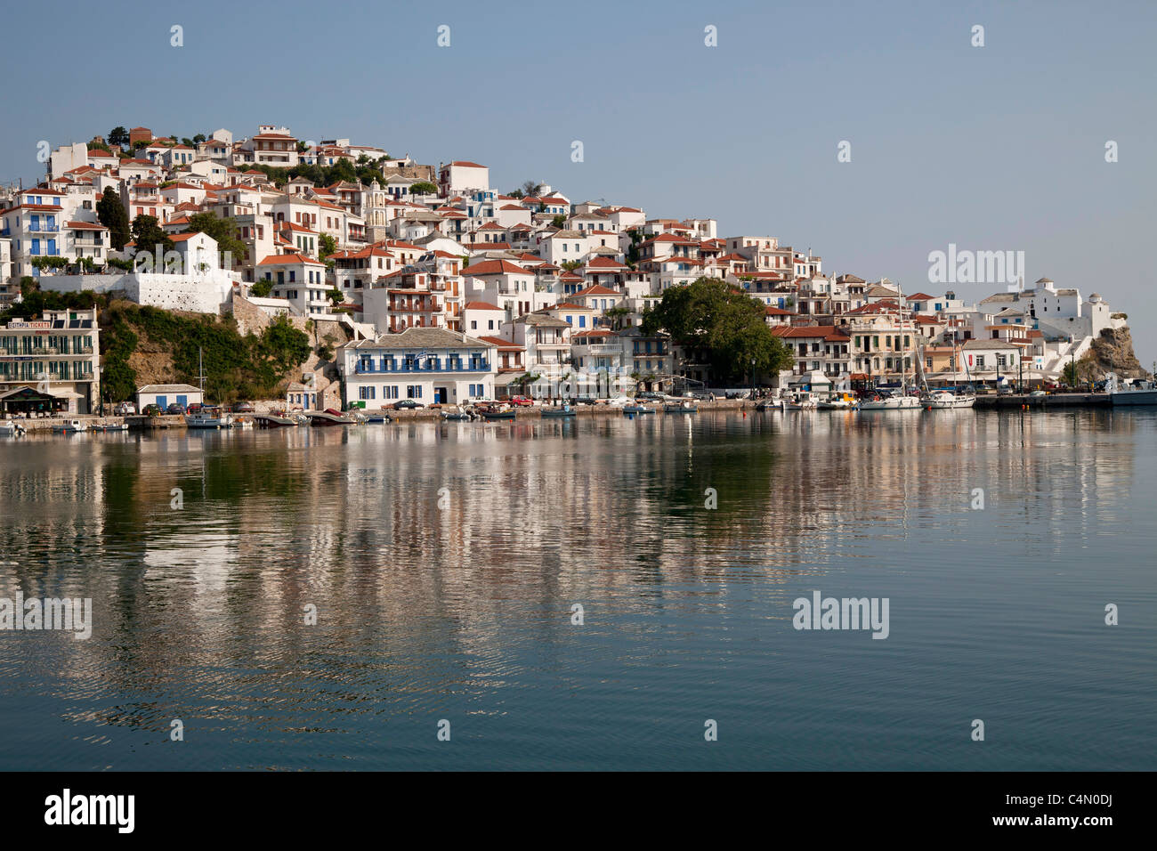 Città di Skopelos e Harbour, Skopelos Island, Sporadi settentrionali, Grecia Foto Stock