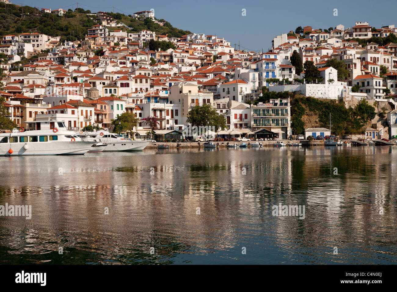 Città di Skopelos e Harbour, Skopelos Island, Sporadi settentrionali, Grecia Foto Stock