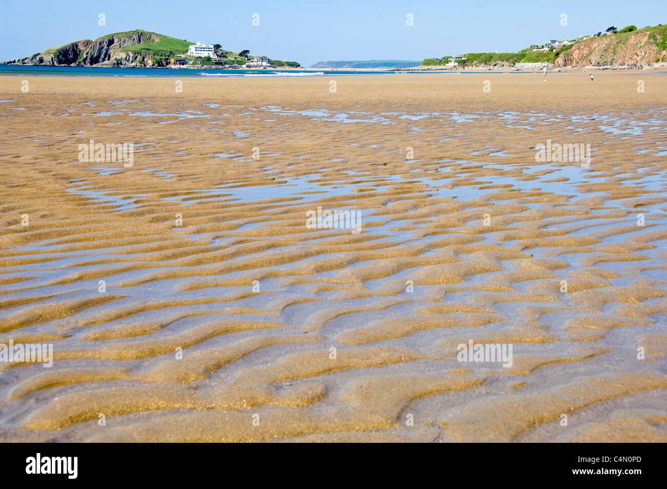 Orizzontale di un ampio angolo di visione attraverso Bantham beach a bassa marea verso Burgh Island in una giornata di sole. Foto Stock