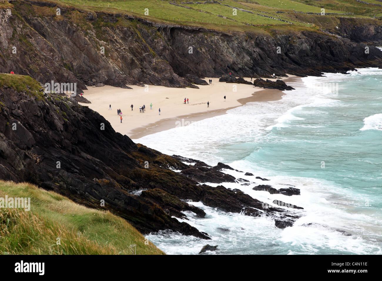 Giorno di pioggia sulla spiaggia, Slea Head, penisola di Dingle, Irlanda Foto Stock