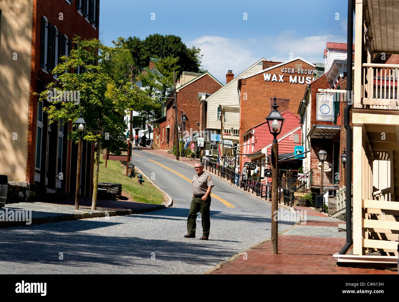 Ranger del Parco walkiing lungo High Street in harpers Ferry, West Virgina Foto Stock