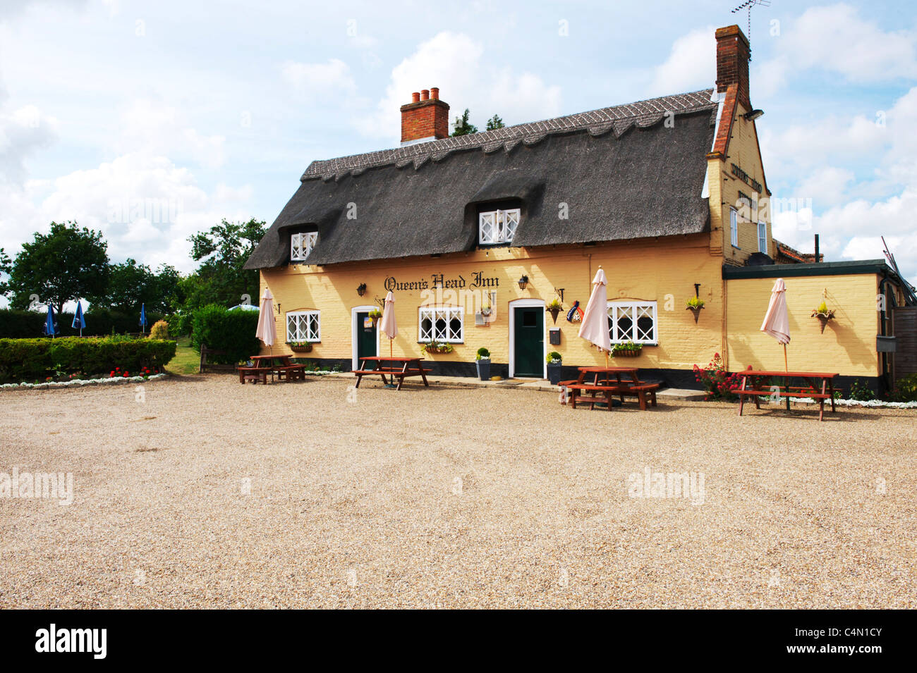 The Queens Head, public house vicino a Halesworth, Suffolk. Tipico paese storico pub con il tetto di paglia Foto Stock