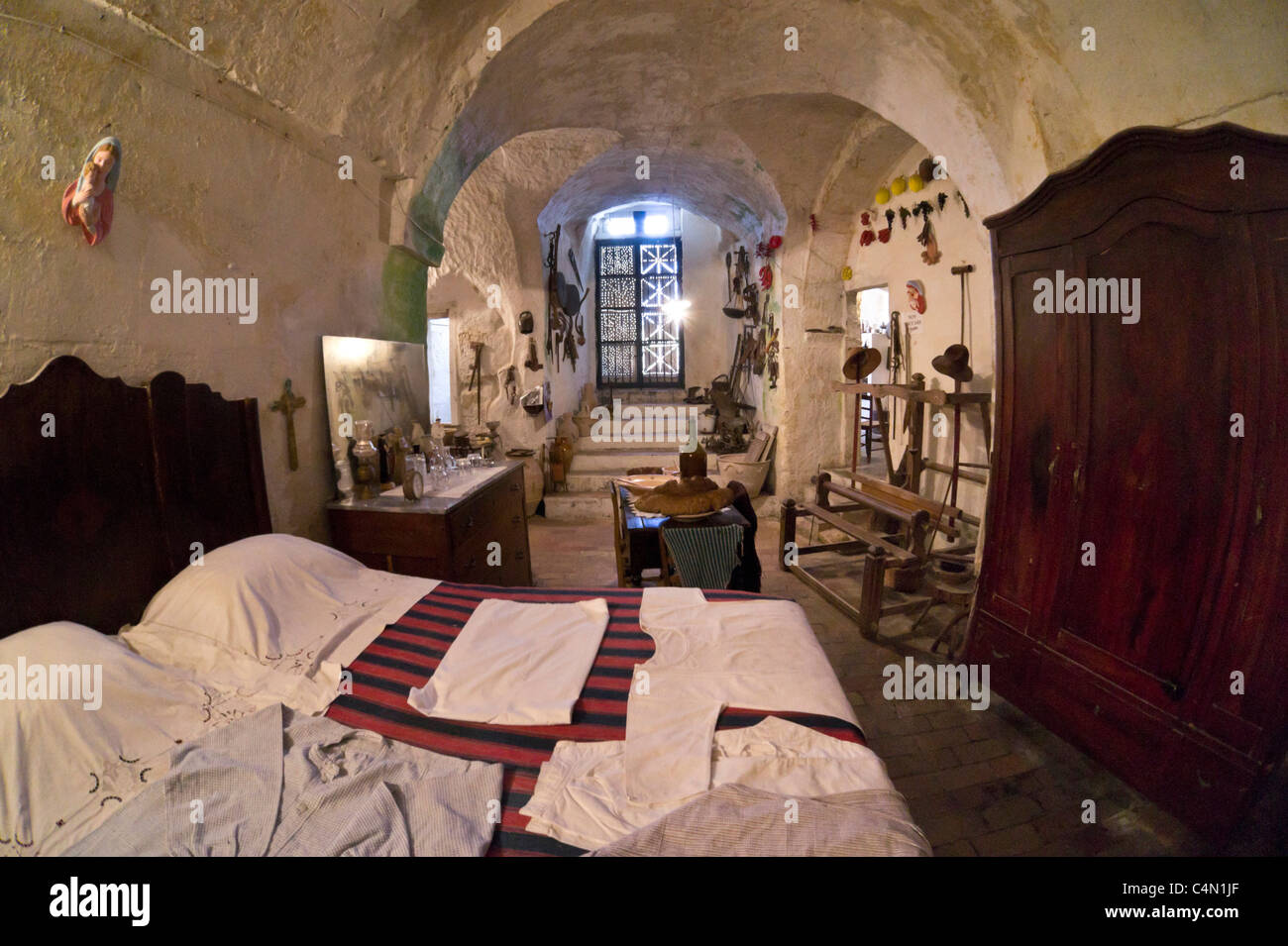 Sasso Caveoso, gli interni della casa grotta grotta (casa) di Vico  Solitario, Matera, Basilicata, Italia Foto stock - Alamy