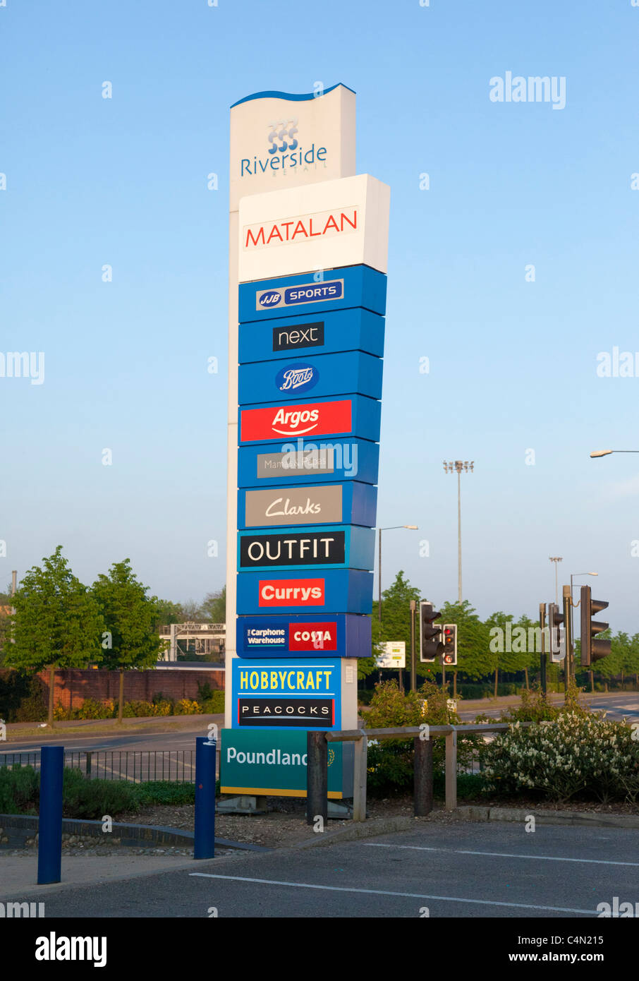 Retail Park segno indicante i nomi dei negozi, REGNO UNITO Foto Stock