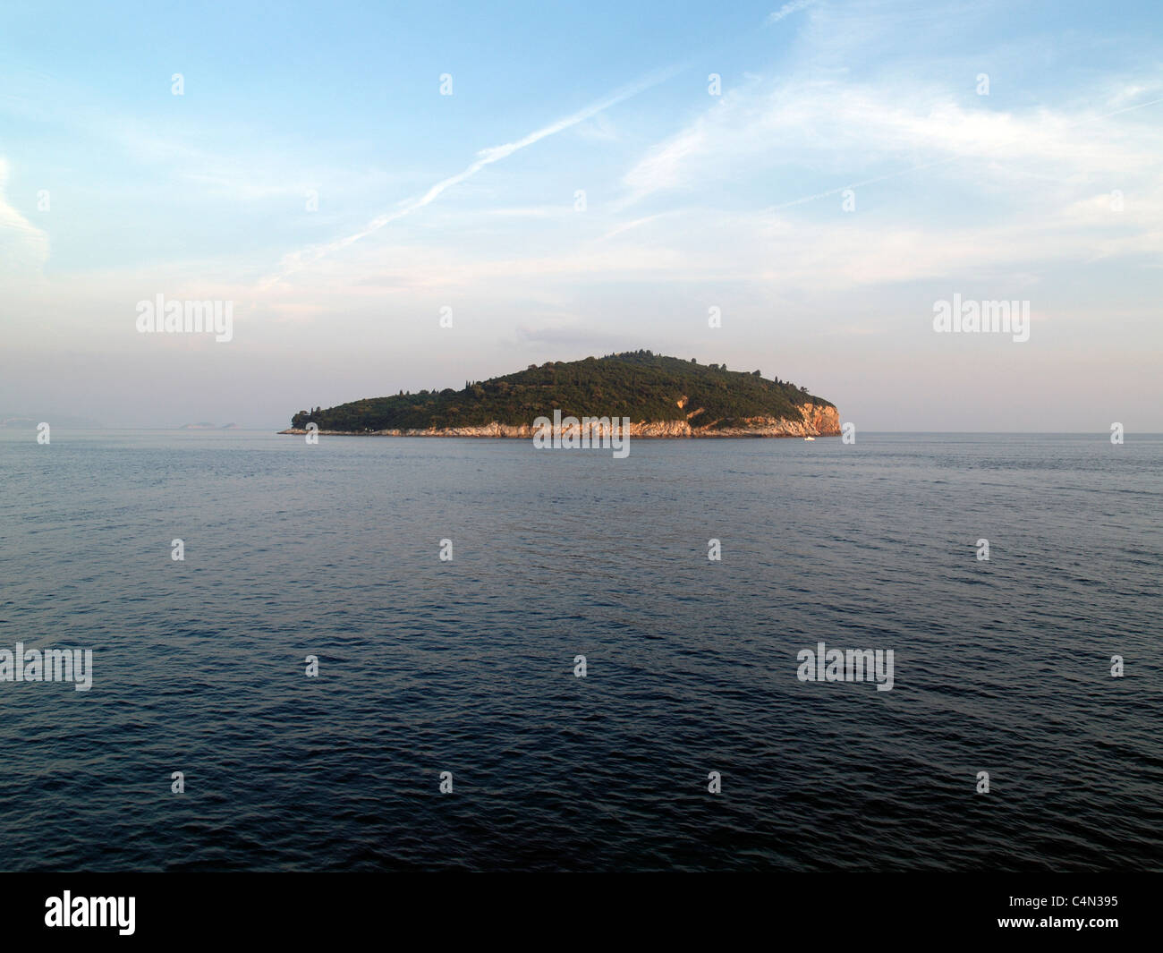 Isola di LOKRUM lontano al tramonto con vista sul mare Foto Stock
