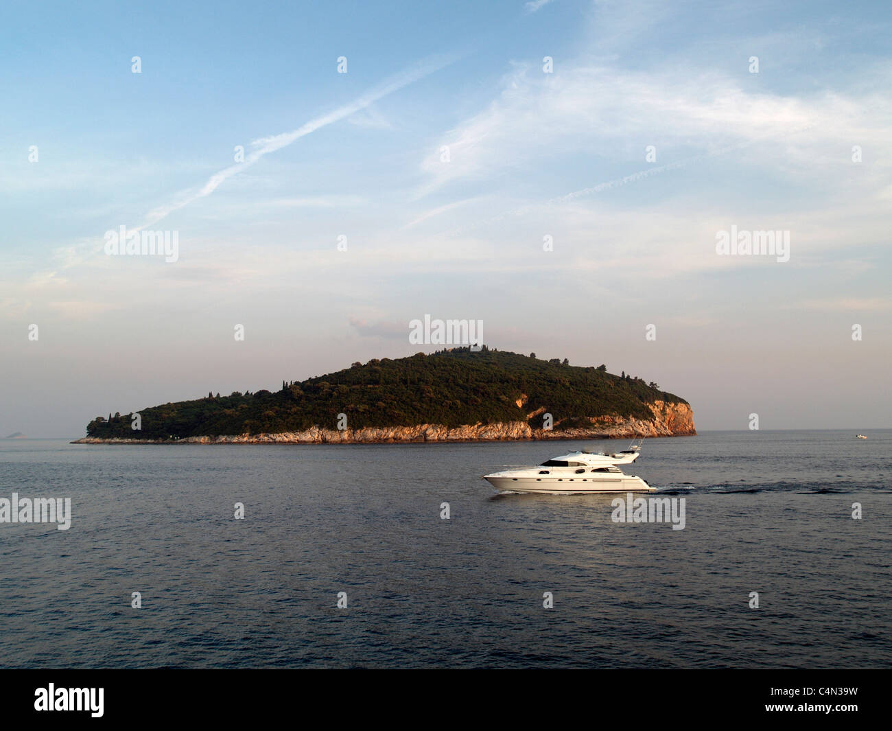 Isola di LOKRUM lontano al tramonto con vista sul mare Foto Stock