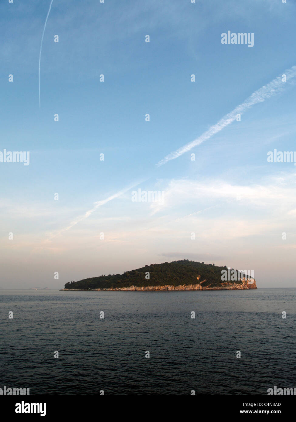 Isola di LOKRUM lontano al tramonto con vista sul mare Foto Stock