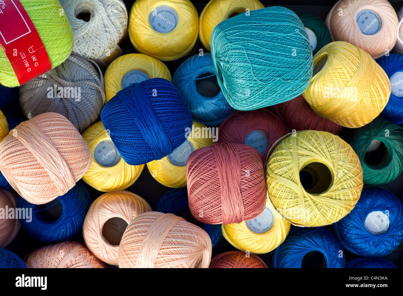 Bobine di cotone per lavori all'uncinetto in vendita al mercato di strada  in La Reole, regione di Bordeaux in Francia Foto stock - Alamy