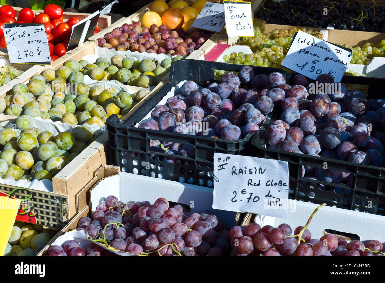 Le prugne, uva e greengages frutta fresca in vendita al mercato alimentare a La Reole nella regione di Bordeaux in Francia Foto Stock