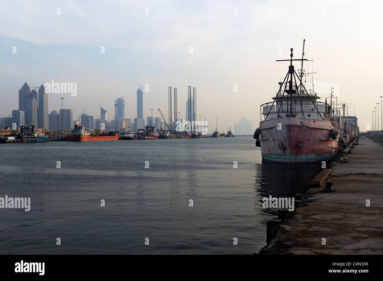 Abu Dhabi Skyline, dal suo cantiere navale Foto Stock