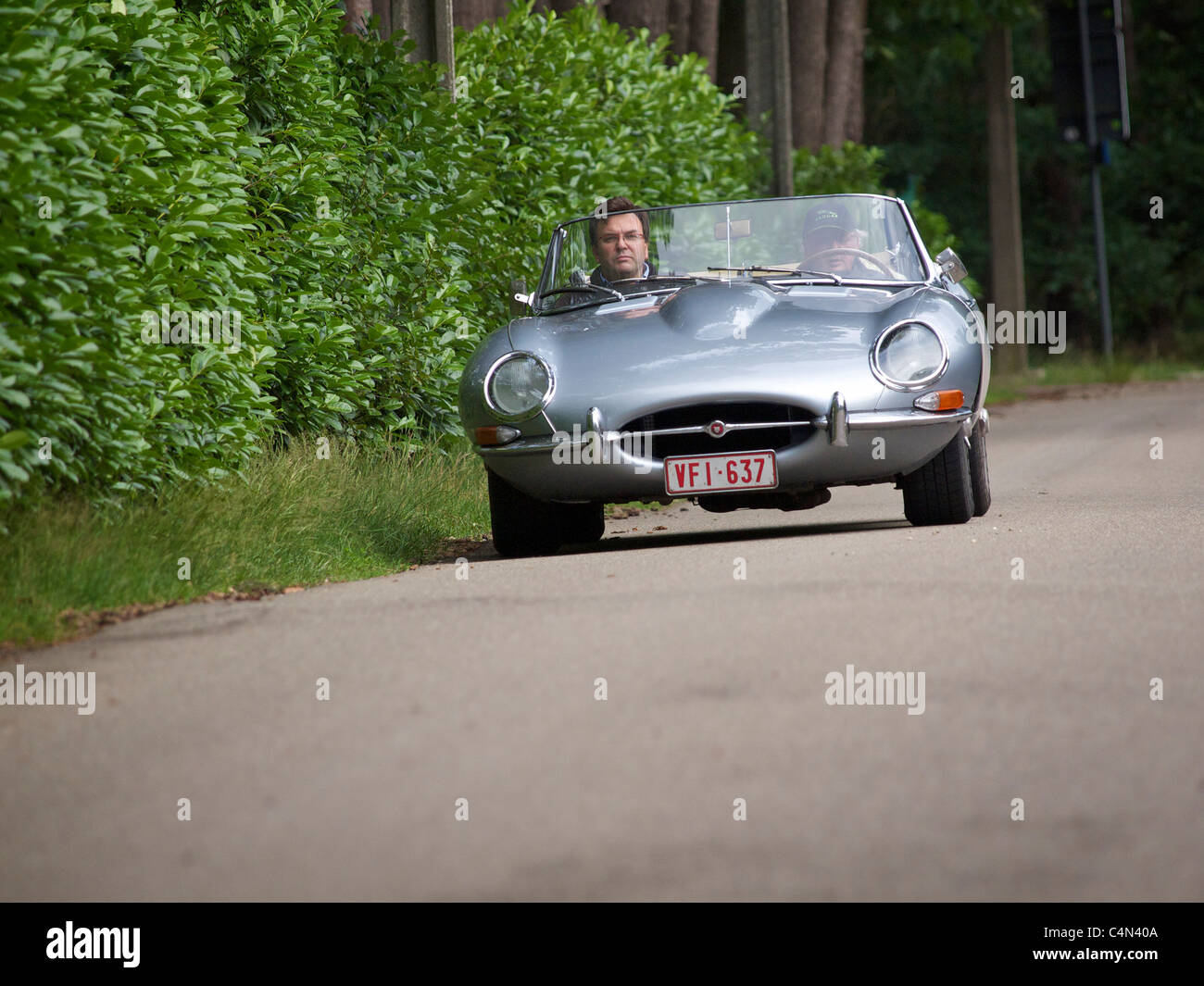 Grigio argento Jaguar E-type che partecipano a un classico auto rallye in Belgio Foto Stock