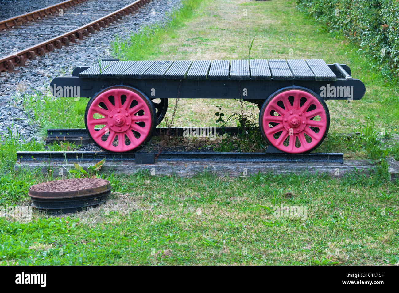 Una piccola vecchia flatbed vagone del treno Foto Stock