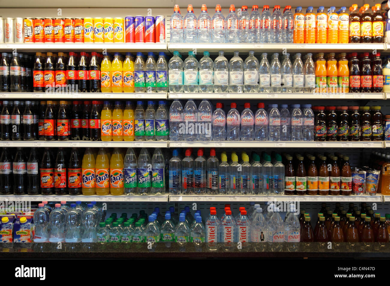 Bevande analcoliche in un ripiano di un frigorifero Foto Stock