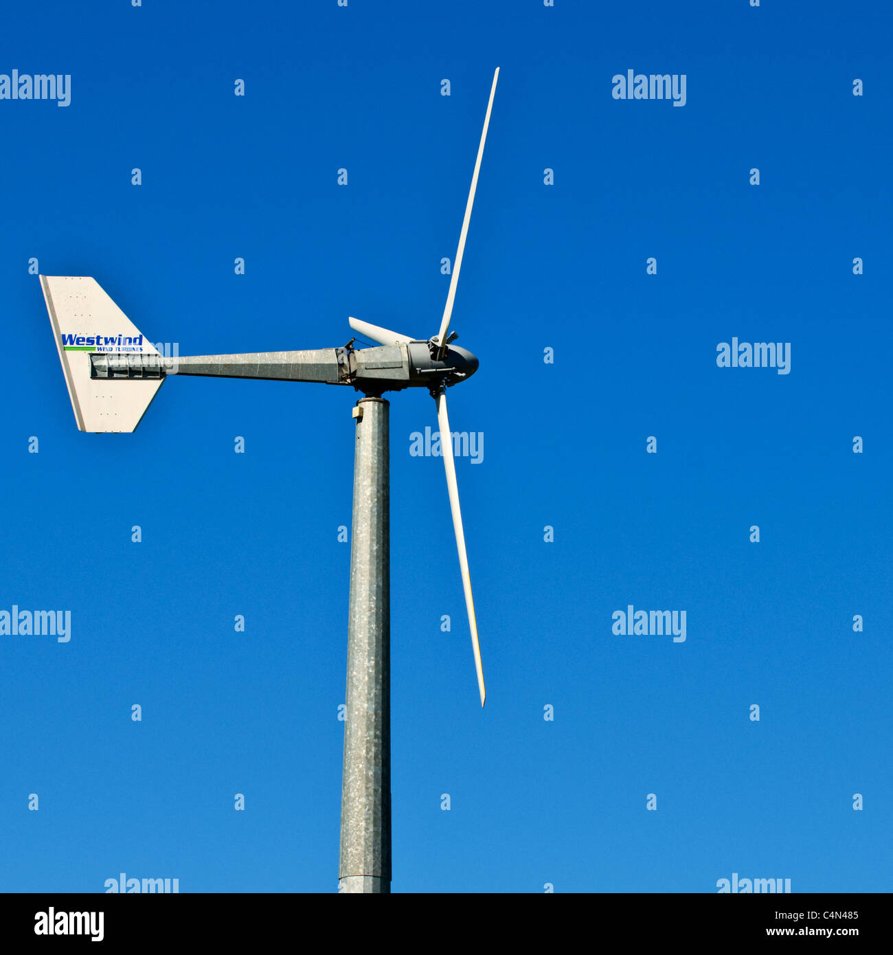 Un Westwind turbina eolica elettrico di potenza del generatore eolico. Foto Stock