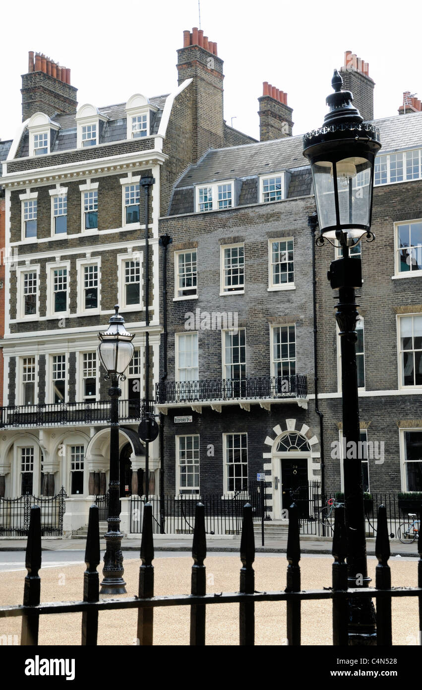 Bedford Square con ringhiere, ornati lampione e case in stile georgiano Bloomsbury WC1 Londra Inghilterra REGNO UNITO Foto Stock