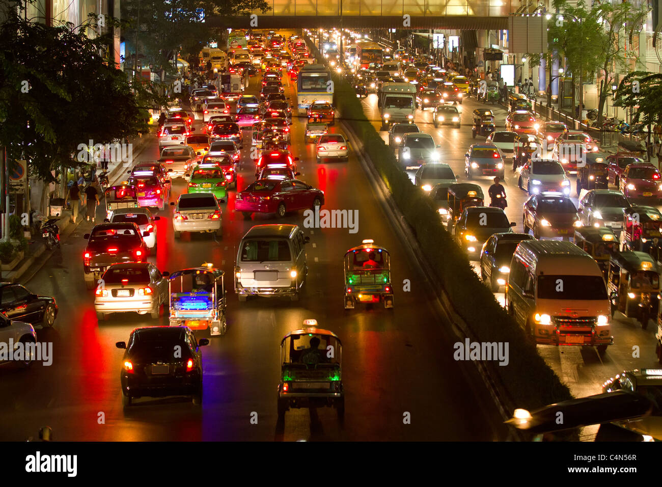 Bangkok Siam Square, Thailandia: traffico in serata, tutti i marchi e le identificazioni di automobili sono stati eliminati. Foto Stock