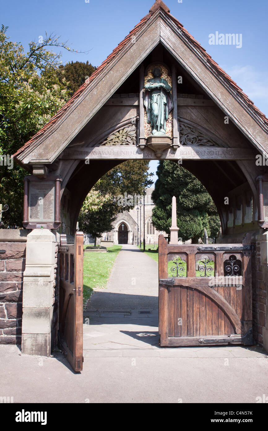 Gate ad un britannico medievale chiesa di San Basilio, Bassaleg, Newport, Galles. Foto Stock