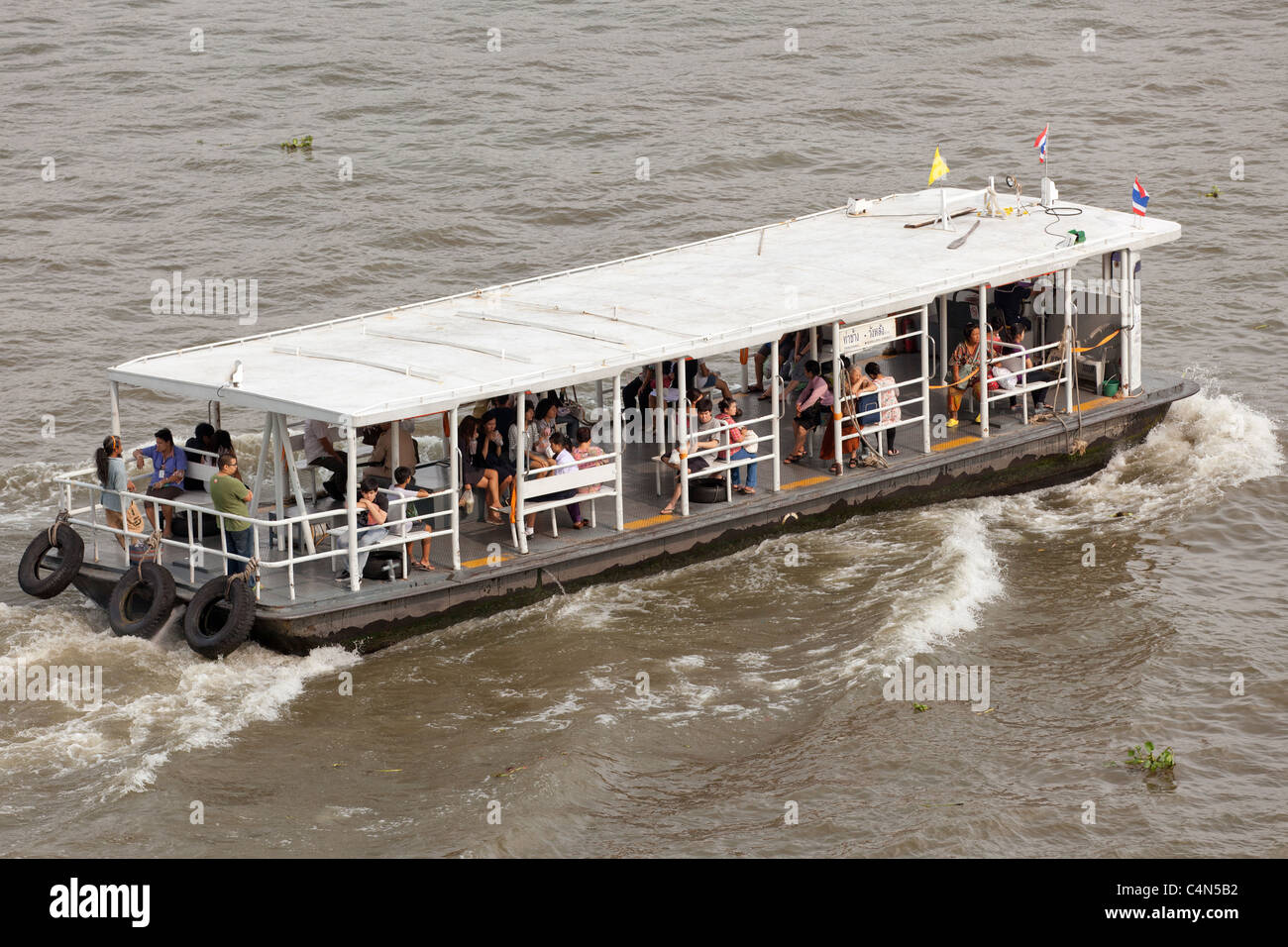 Trasporto barca sul Fiume Chao Phraya a Bangkok, in Thailandia Foto Stock