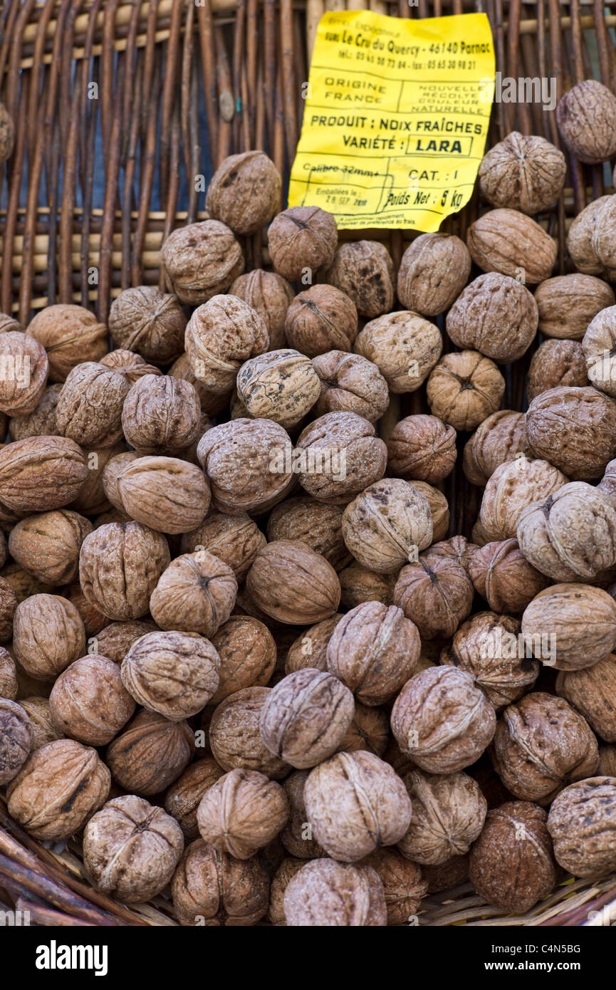 Le noci fresche in vendita al mercato alimentare a La Reole nella regione di Bordeaux in Francia Foto Stock