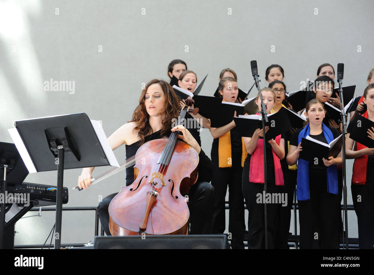 Il violoncellista Maya Beiser e ai giovani il coro di New York City di eseguire presso il colpaccio su un possibile festival di musica contemporanea. Foto Stock
