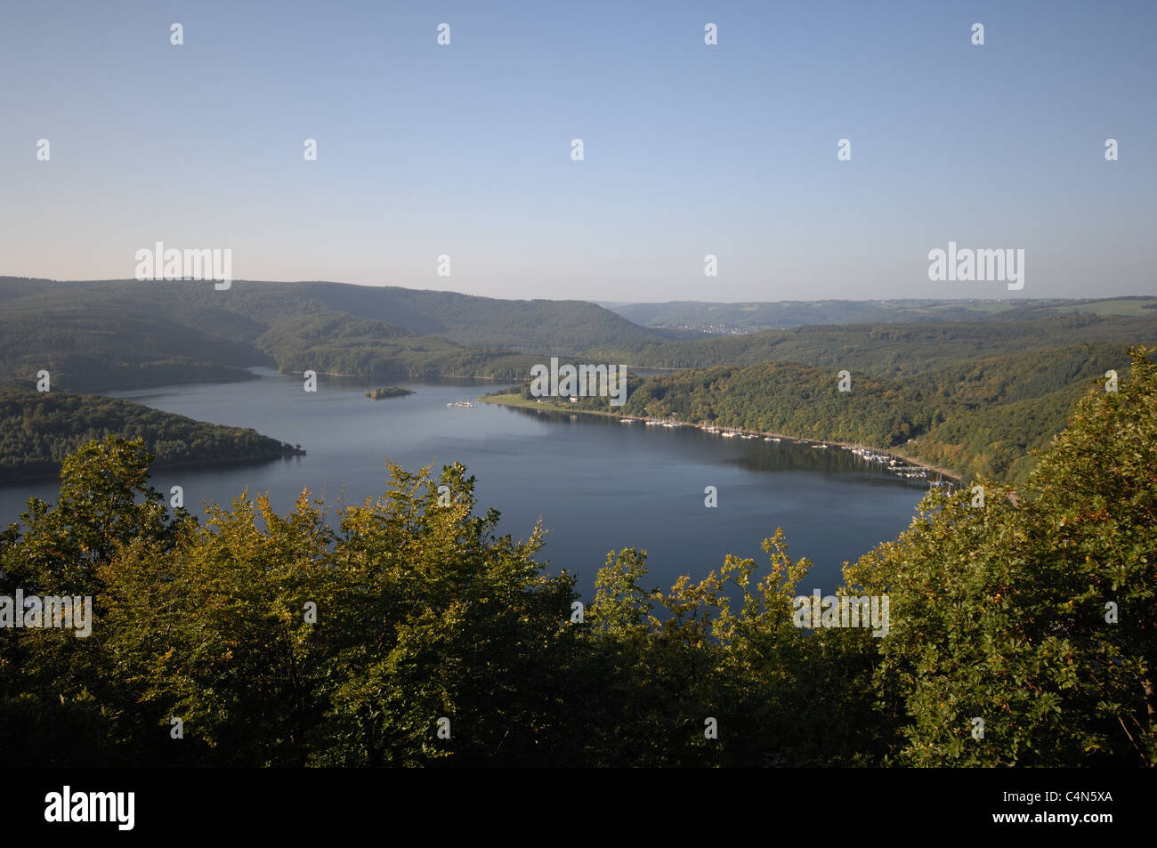 Blick vom Aussichtspunkt Hubertushöhe (nahe Simonsley) auf den Rursee und den Kermeter im Nationalpark Eifel. Foto Stock