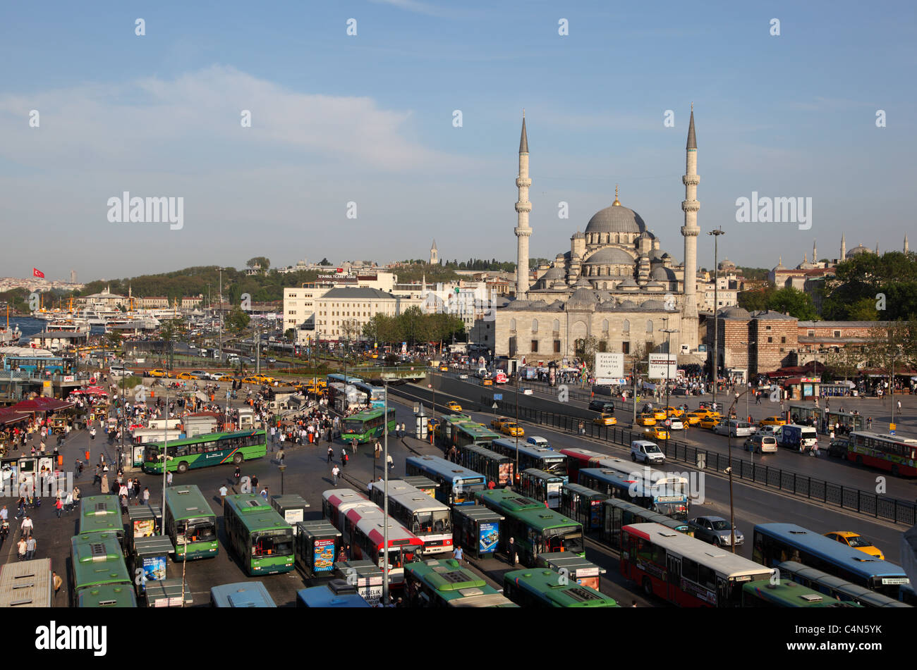 La stazione degli autobus e della nuova moschea di Istanbul, Turchia. Foto scattata a 24 Mai 2011 Foto Stock