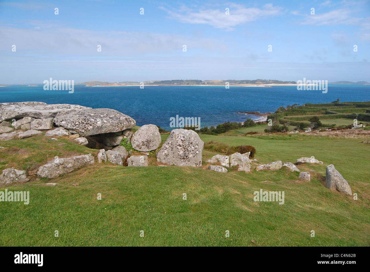 Ingresso grave nelle isole Scilly con tresco nella distanza Foto Stock