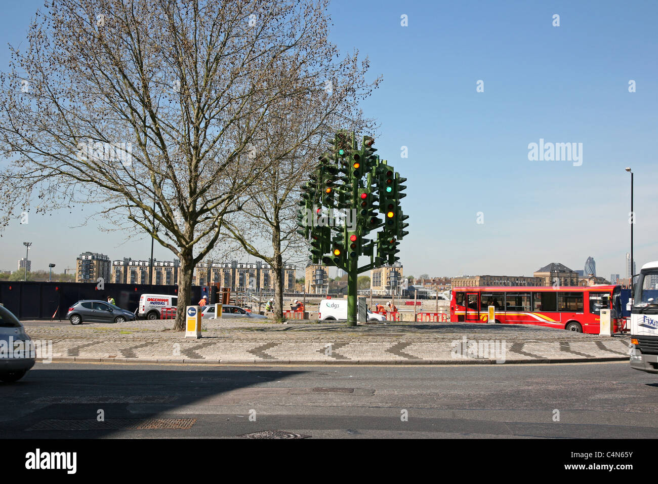 Pierre Vivant's "Semaforo tree" vicino a Canary Wharf, Londra Foto Stock