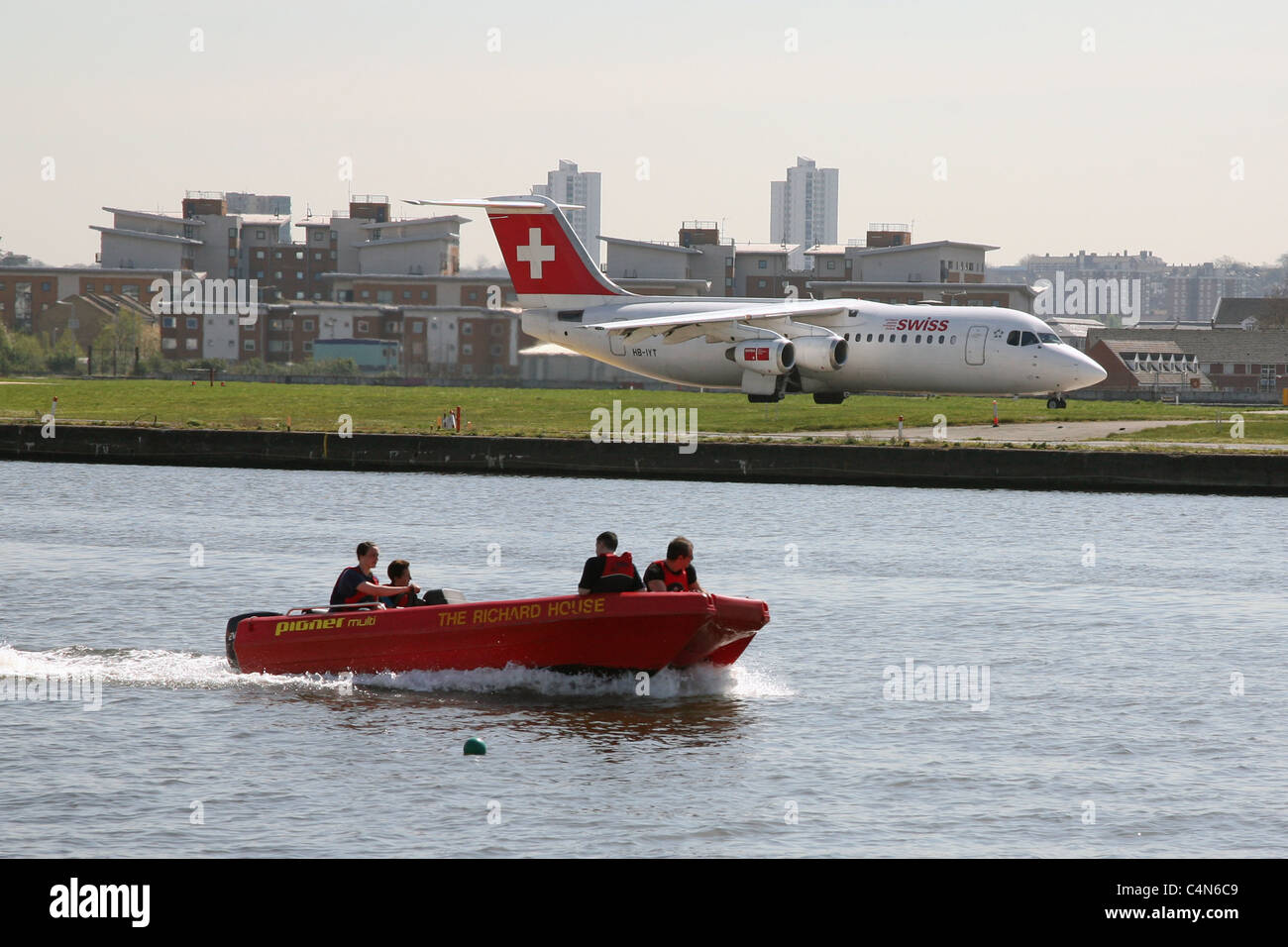 Gommone sul Fiume Tamigi a fianco di Città di Aeroporto di Londra Foto Stock