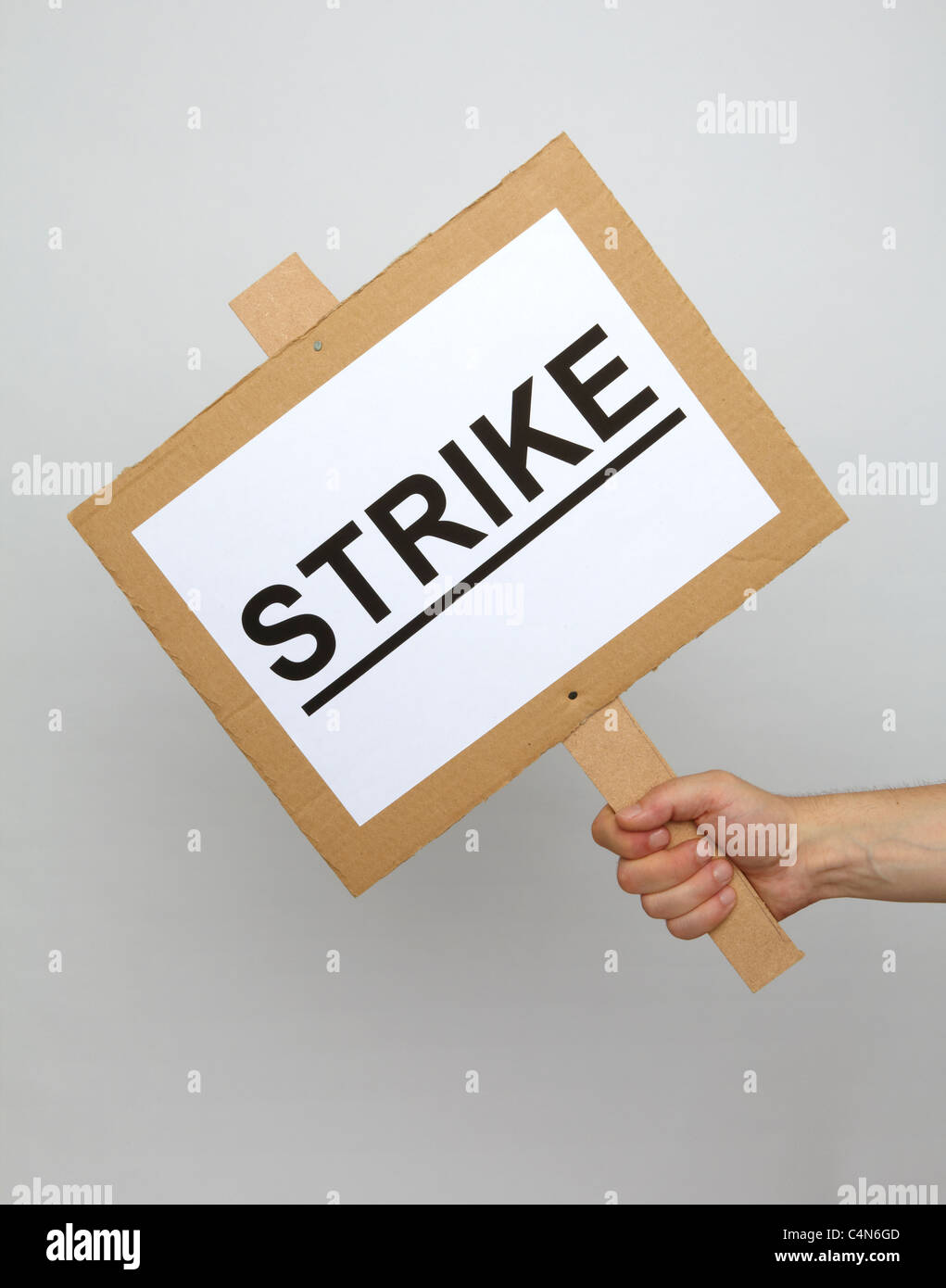 Una targhetta di sciopero trattenuto da un manifestante invisibili Foto Stock