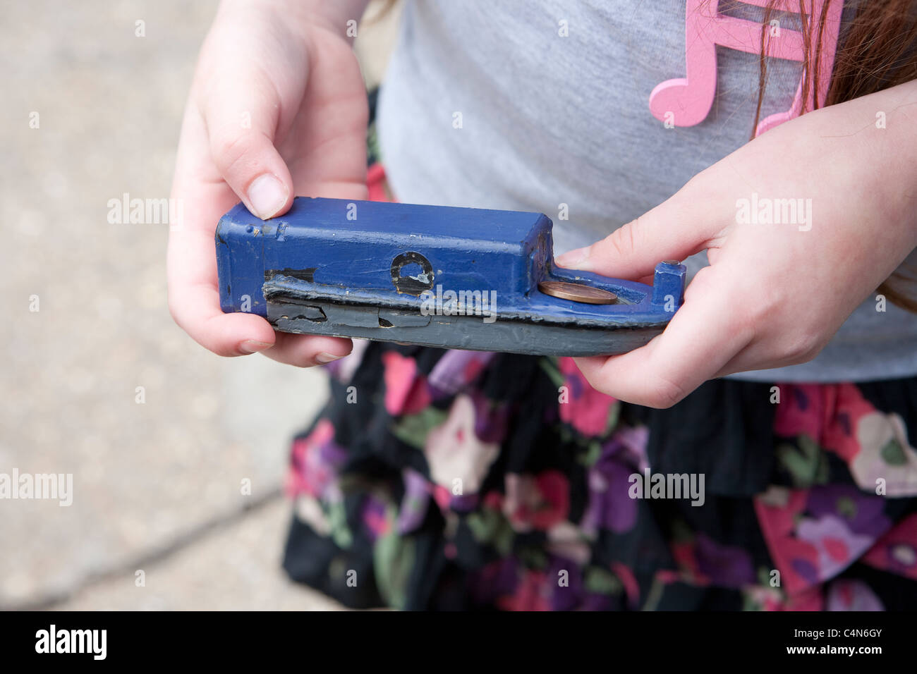 Bambino tenendo una barca a forma di micro-cache Foto Stock