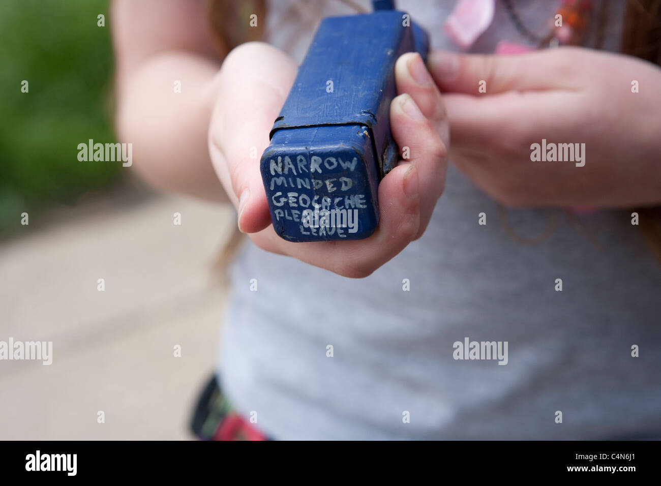 Bambino tenendo un micro-cache Foto Stock