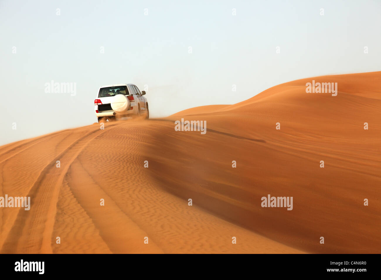 Traversata delle Dune nel deserto vicino a Dubai, Emirati Arabi Uniti Foto Stock