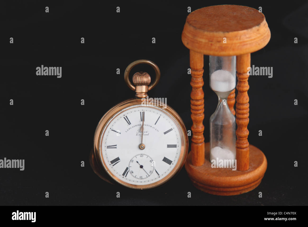 Gli orologi - Orologio da tasca e timer di sabbia Foto Stock