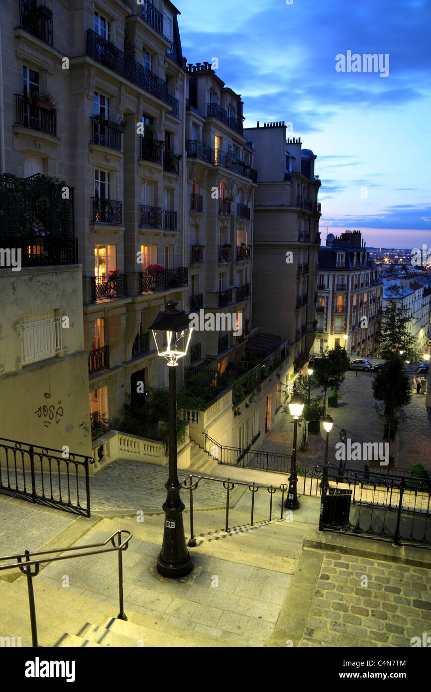 Una sera, vista guardando verso il basso sulla scalinata di Montmartre, a Parigi, Francia Foto Stock