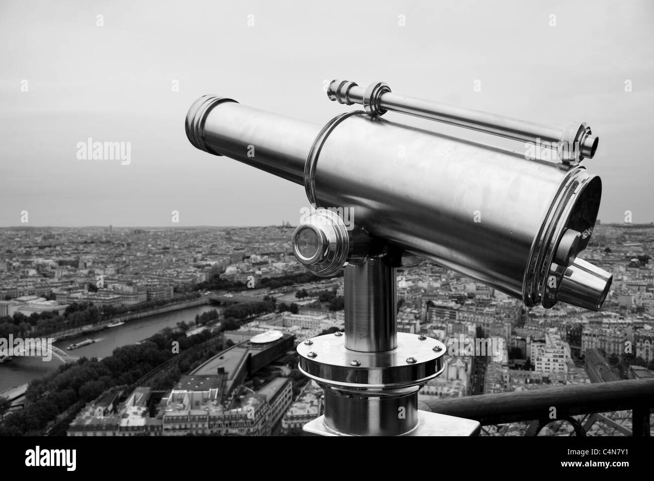 Un telescopio di visualizzazione sulla piattaforma di osservazione della Torre Eiffel, Parigi Foto Stock