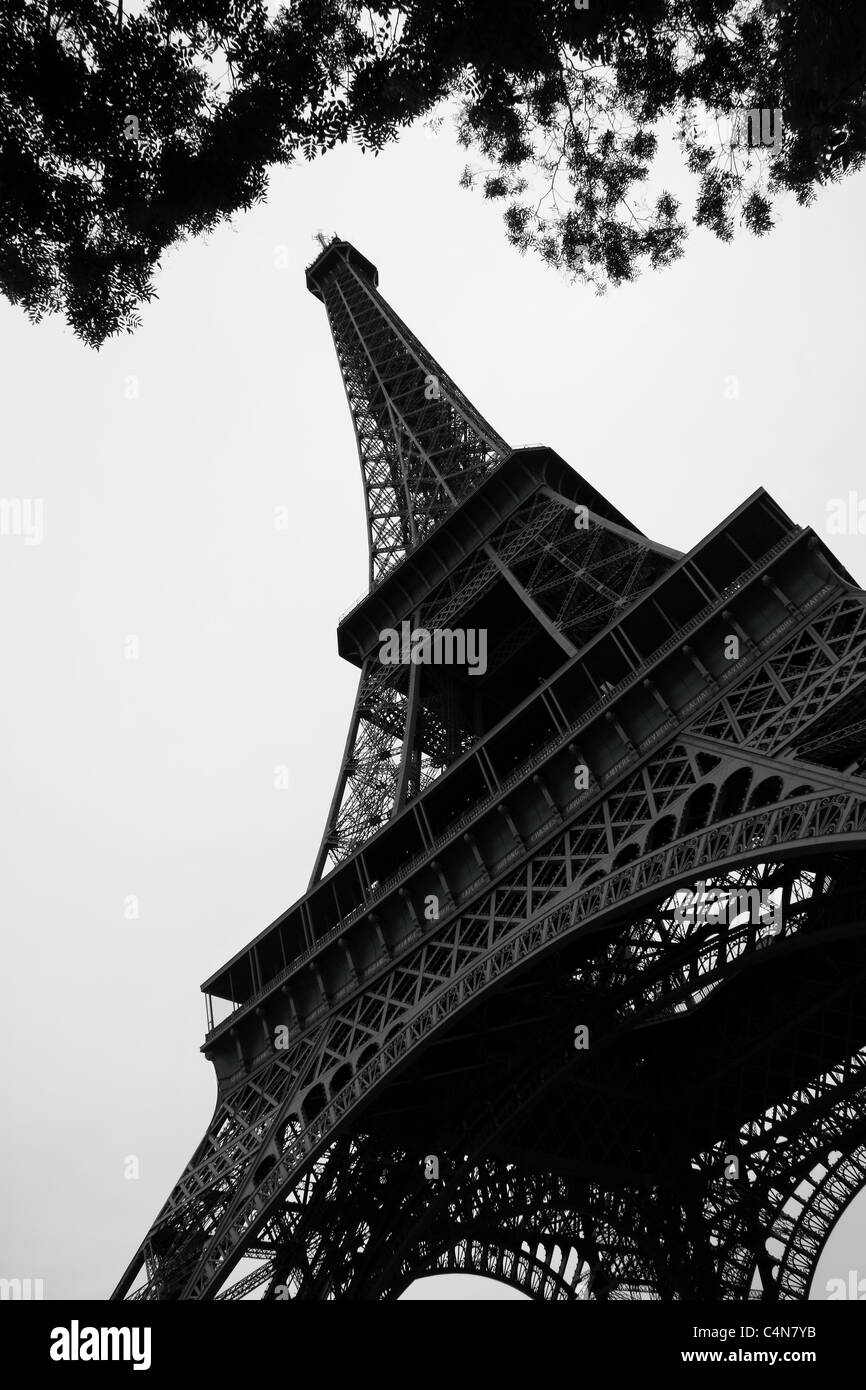 Guardando le iconica e inconfondibile Torre Eiffel, il famoso punto di riferimento a Parigi, Francia Foto Stock