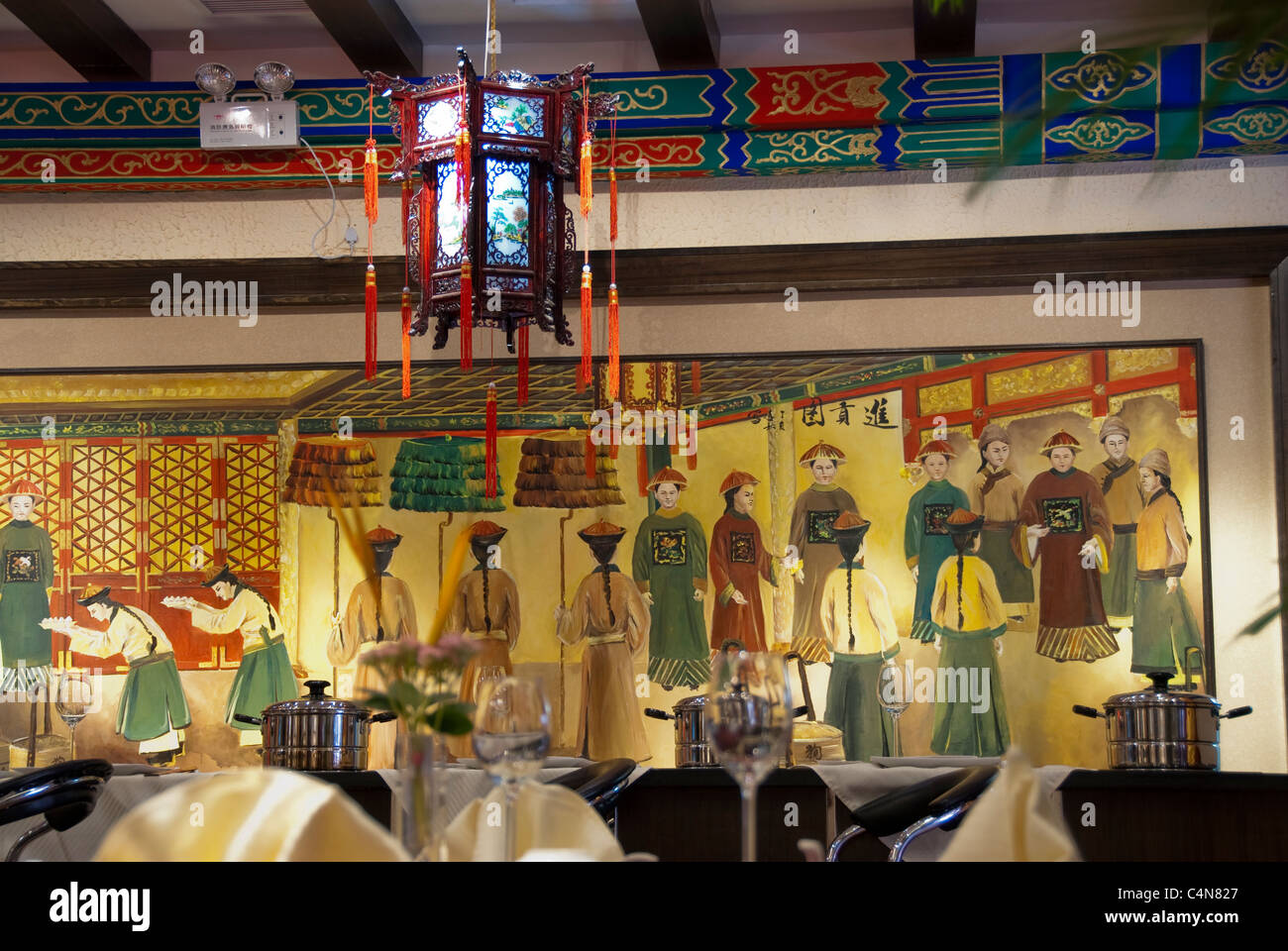 Pechino, Cina, vista all'interno del tradizionale ristorante cinese d'epoca, dipinti sulle pareti, decorazioni storiche, grafica del popolo cinese, pittura storica del vecchio ristorante cinese Foto Stock