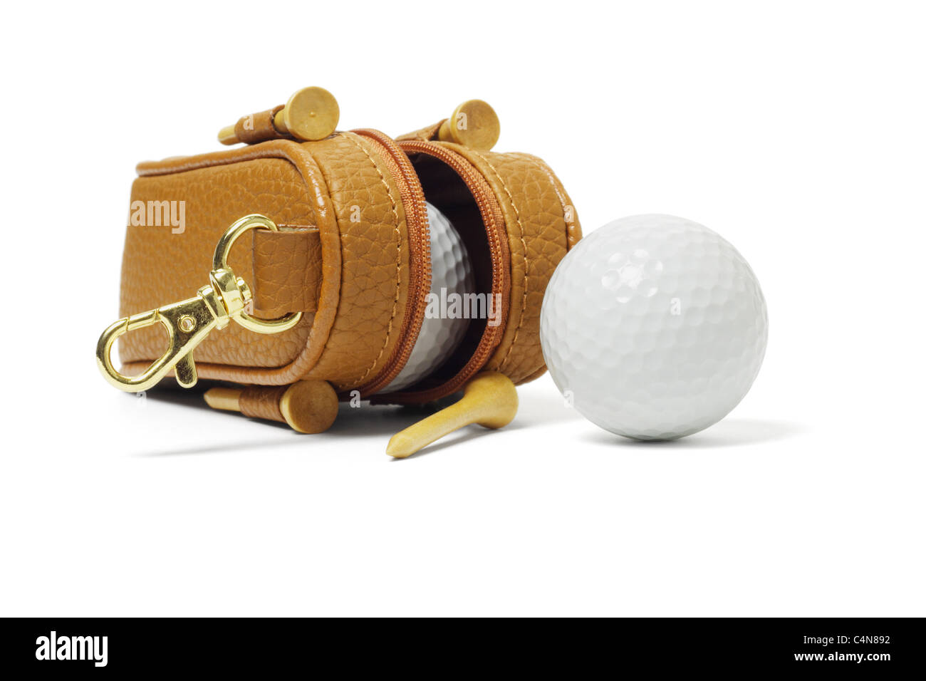 Mini borsa di palline da golf e tees su sfondo bianco Foto Stock