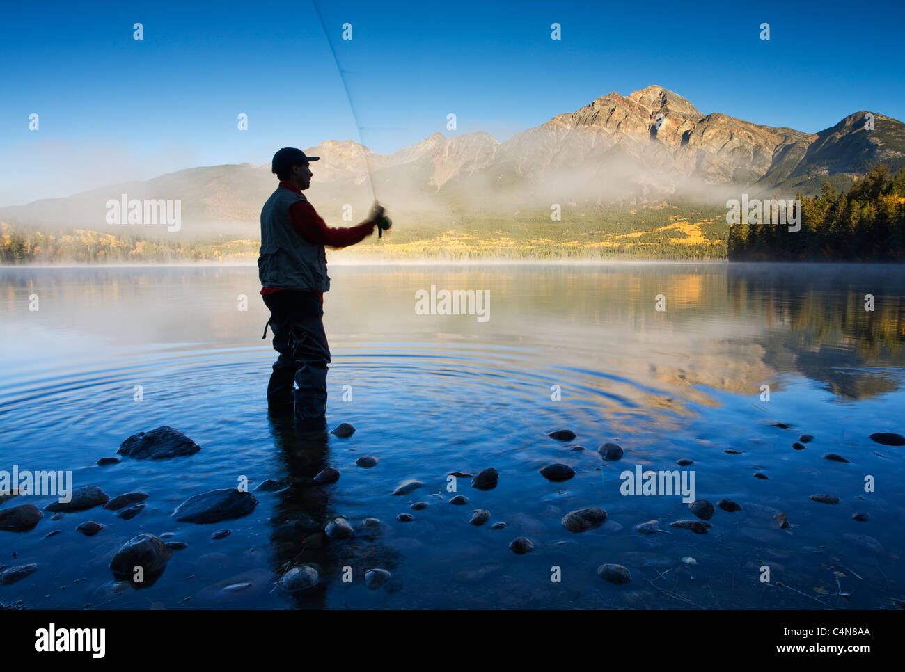 Metà maschio di età di Pesca a Mosca Report di Pesca in Lago Piramide, il Parco Nazionale di Jasper, Alberta, Canada. Foto Stock