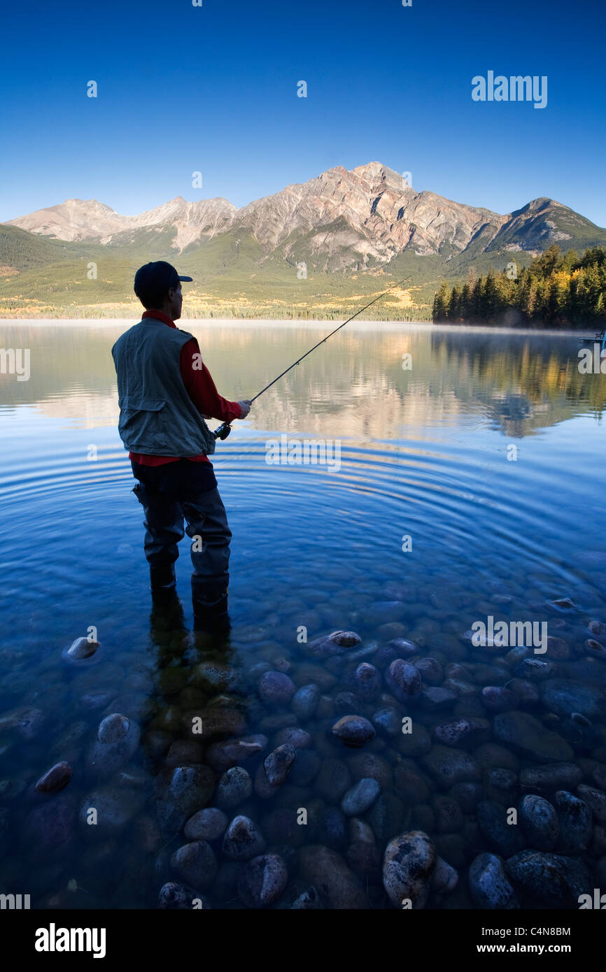 La mezza età uomo di Pesca a Mosca Report di Pesca al Lago Piramide, il Parco Nazionale di Jasper, Alberta, Canada. Foto Stock