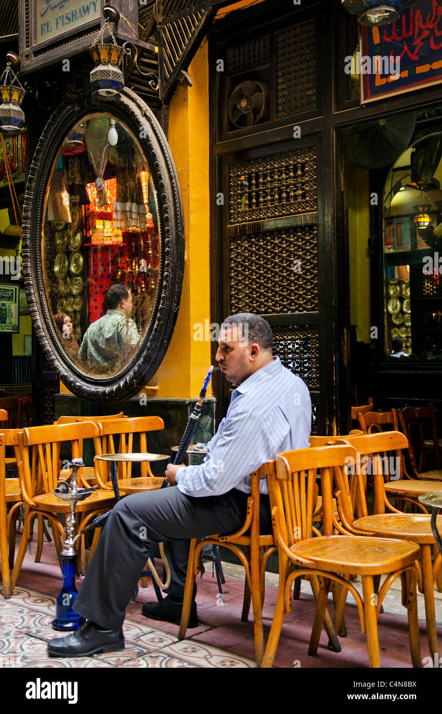 Uomo d'affari di fumare in Il Cairo Egitto Foto Stock