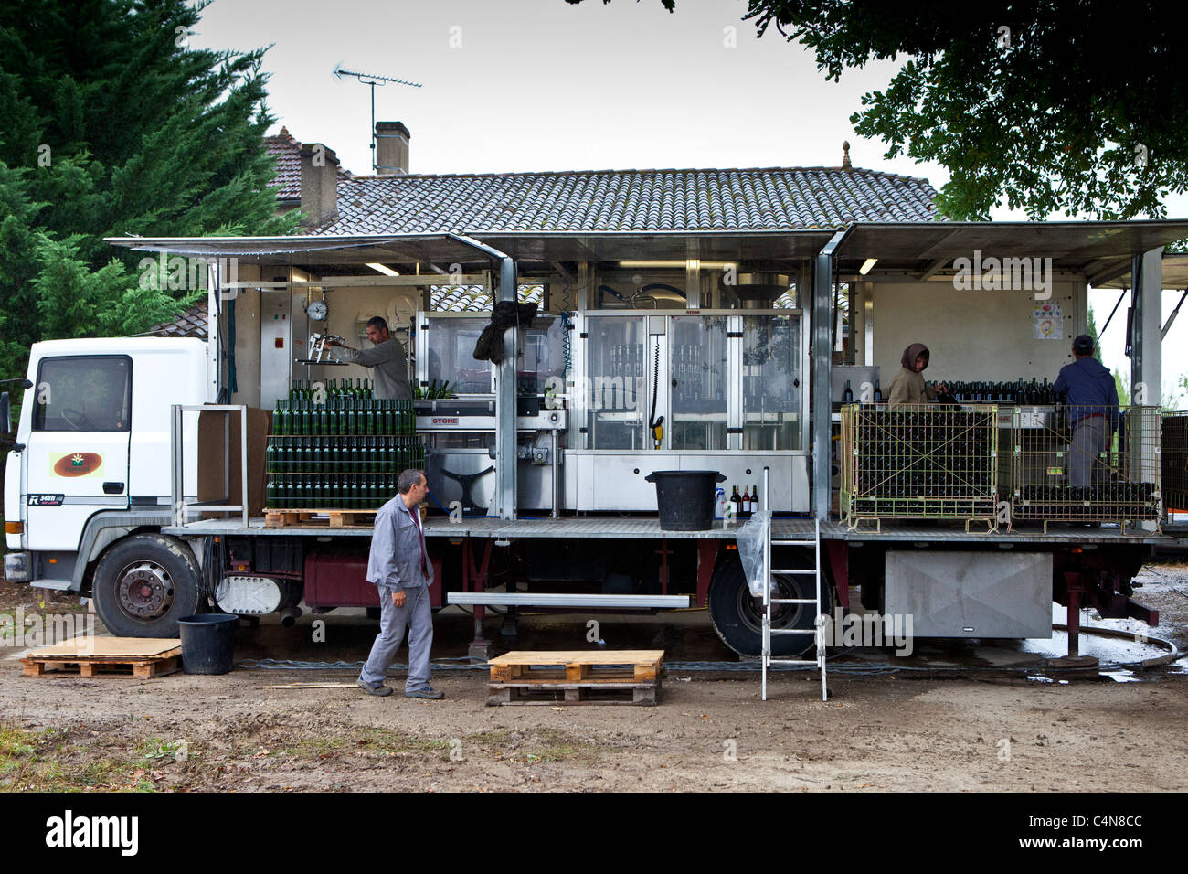 Imbottigliamento vini carrello mobile con linea di imbottigliamento presso  Chateau Bellevue Fontcaille vigneto nella regione di Bordeaux in Francia  Foto stock - Alamy