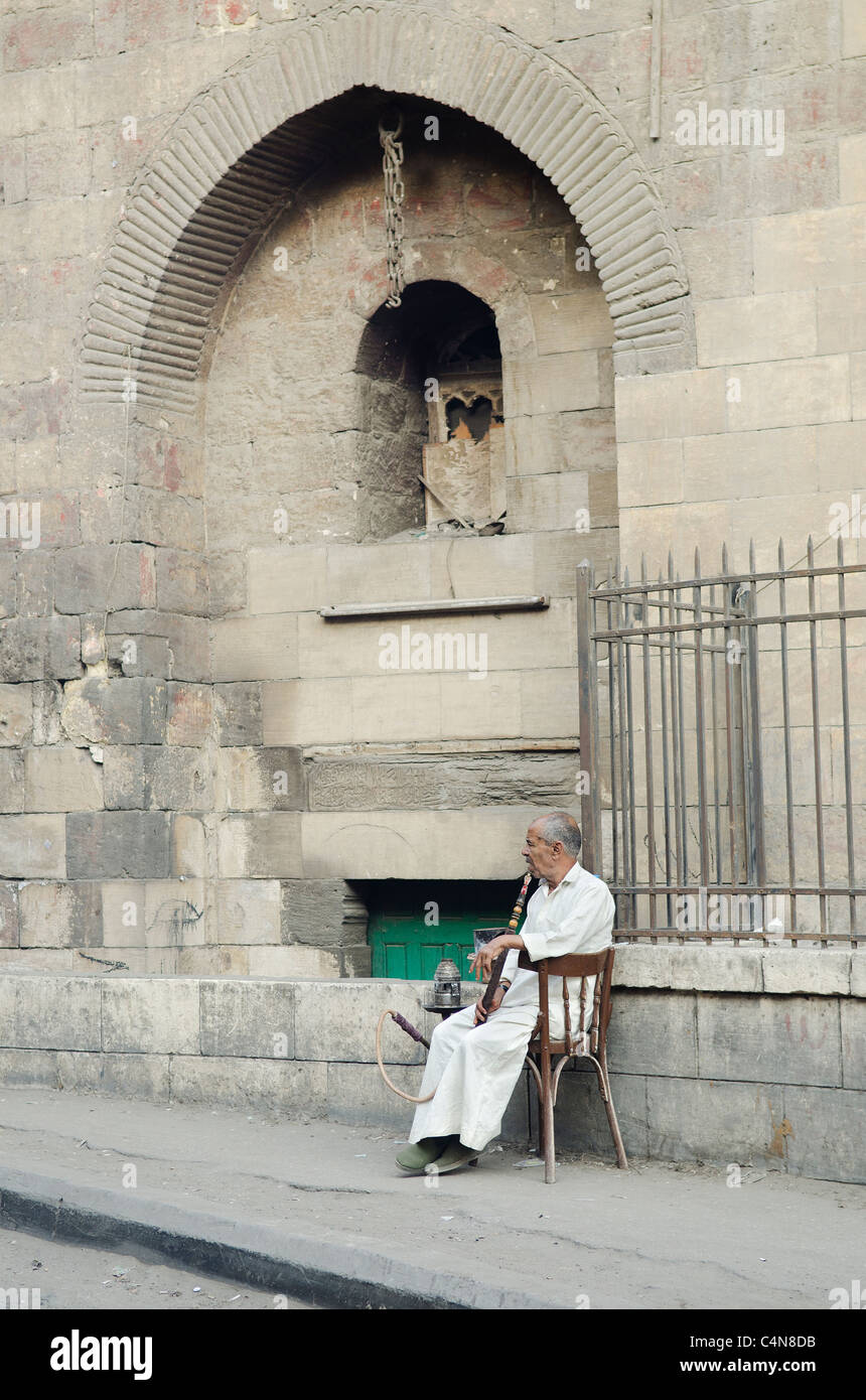 Il vecchio uomo di fumare in Il Cairo Egitto Foto Stock