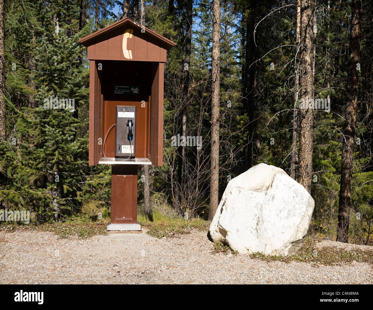 Esterno a pagamento telefono vicino sentiero escursionistico, Jasper National Park, Alberta, Canada. Foto Stock