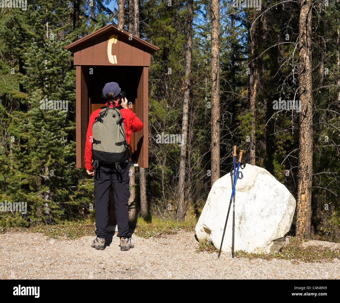 Escursionista chiede all'aperto a pagamento Telefono, Jasper National Park, Alberta, Canada. Foto Stock