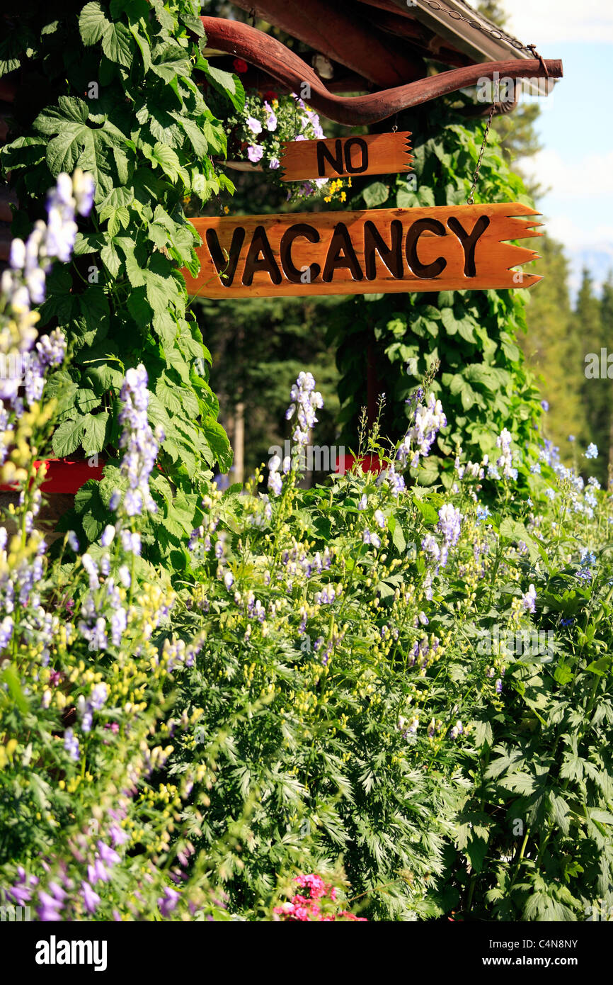 Vacancy segno su arbusti da fiore, il Lago Louise, il Parco Nazionale di Banff, Alberta, Canada Foto Stock