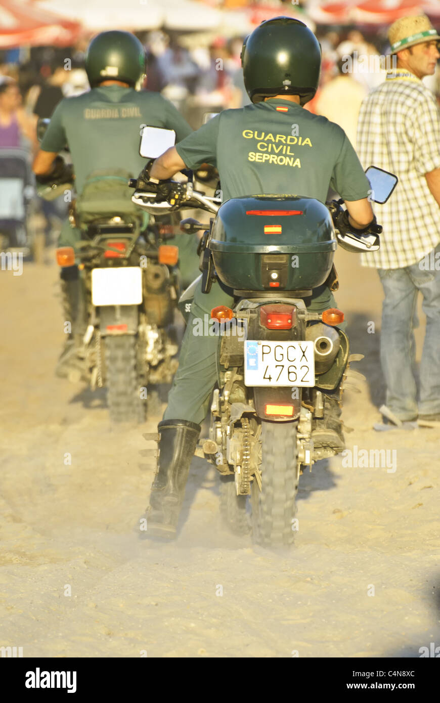 Guardia Civil Trafico polizia moto su pattugliano la città di pellegrinaggio El Rocio, Andalusia, Spagna Foto Stock