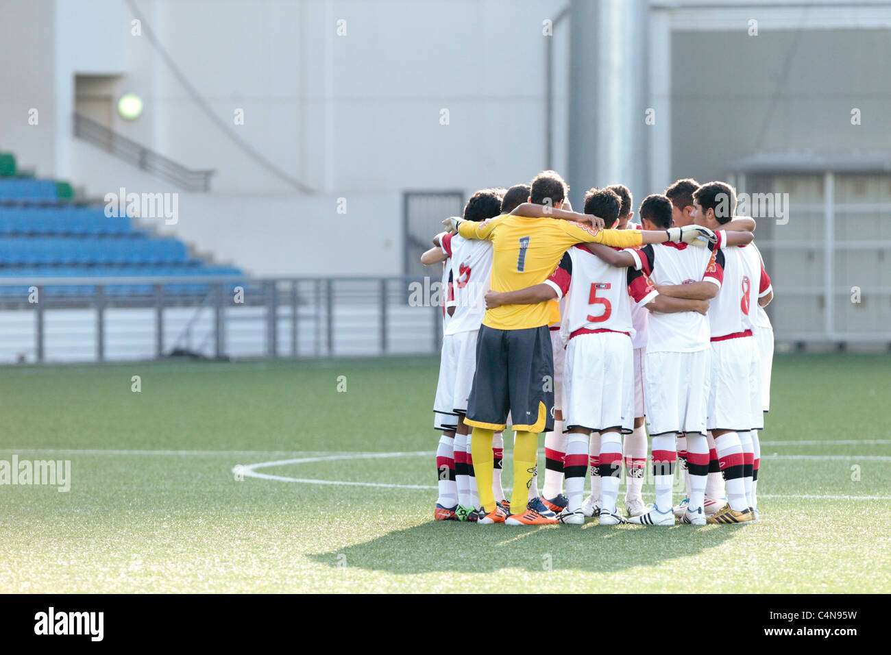 CR Flamengo U15 giocatori huddle prima del loro gruppo match della ventitreesima Canon Lion City Cup. Foto Stock