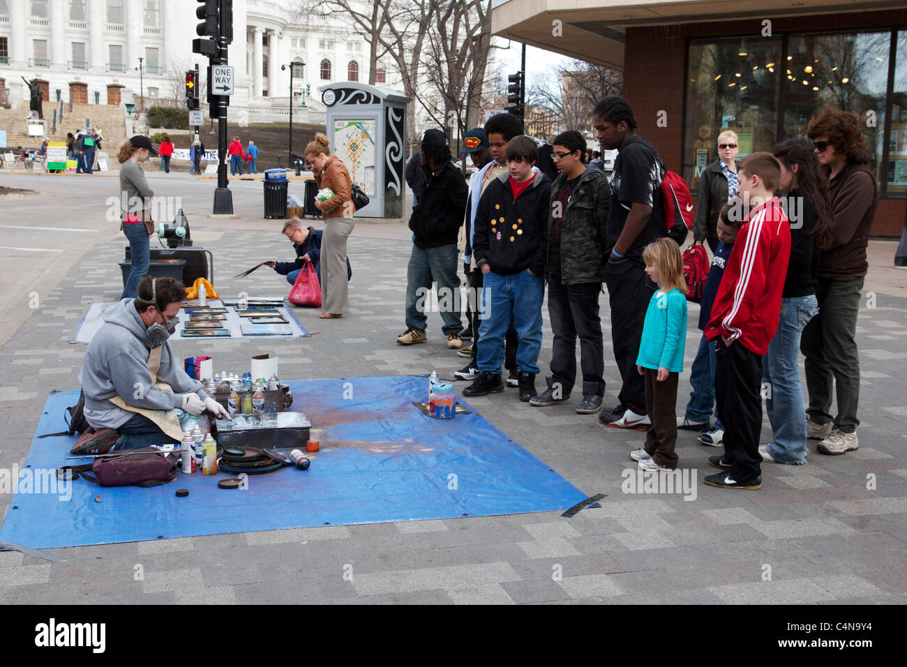 Schermo di seta artista al Campidoglio con curiosi. Madison, Wisconsin, durante il travaglio protesta. Foto Stock